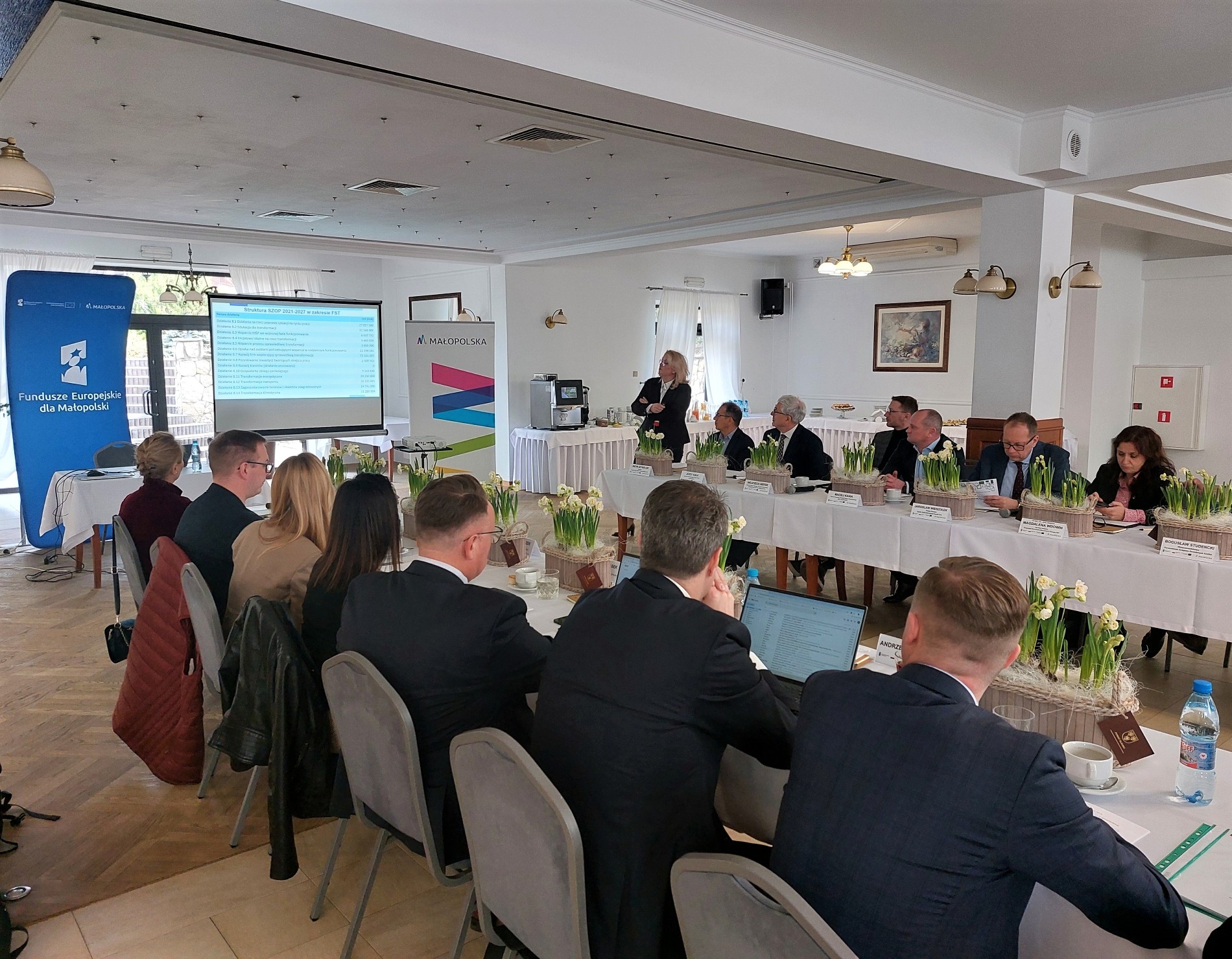 Pani Anna Mlost, Dyrektor Departamentu Rozwoju Regionu, przedstawia najważniejsze informacje dotyczące stanu wdrażania i realizacji projektów w ramach Funduszy Sprawiedliwej Transformacji